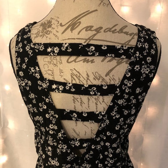 1[Forever21] Black & White dress exposed back - Picture 5 of 7